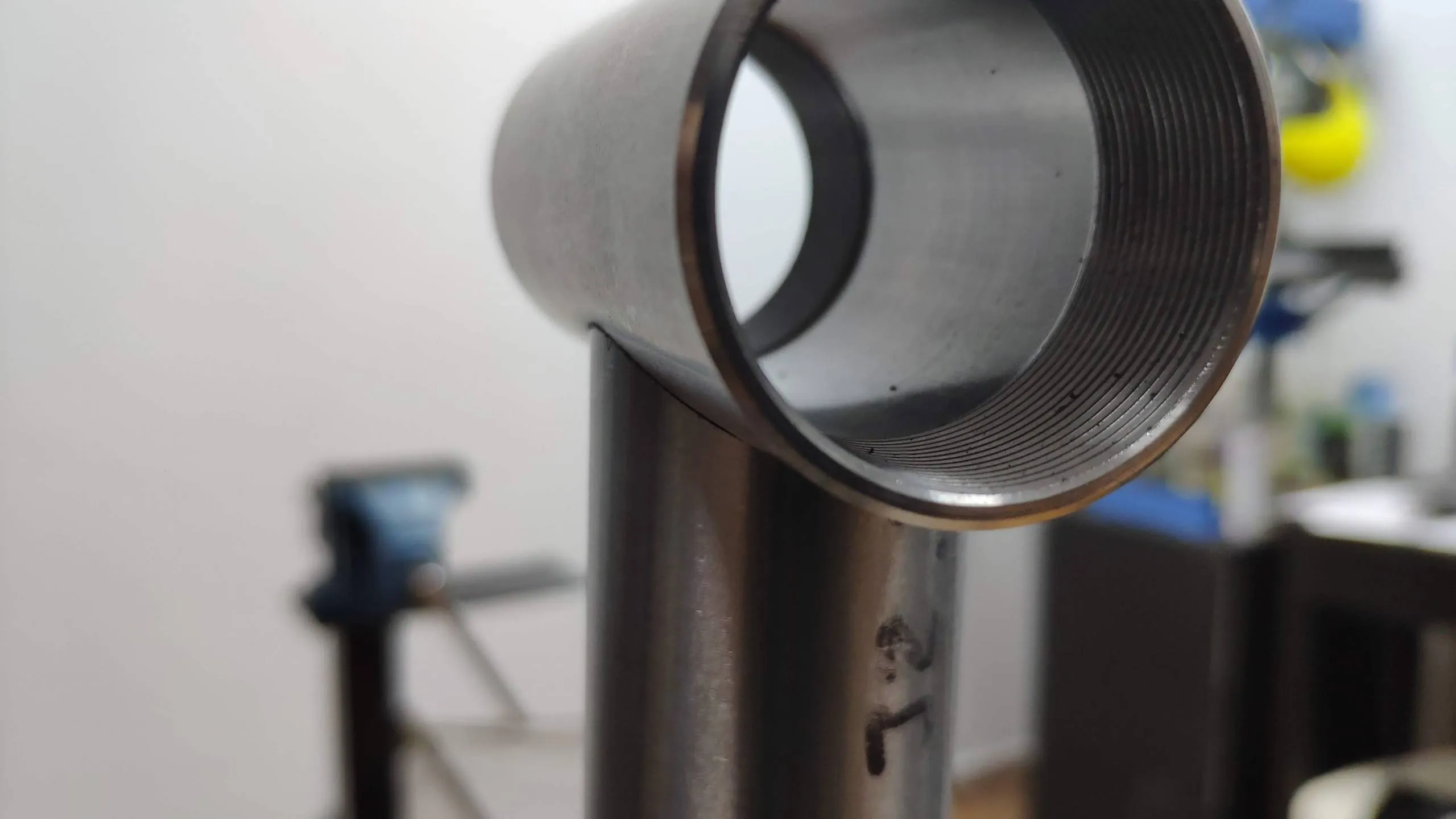 Detalle de ruedas y cockpit de Bicicletas de Carretera de Acero