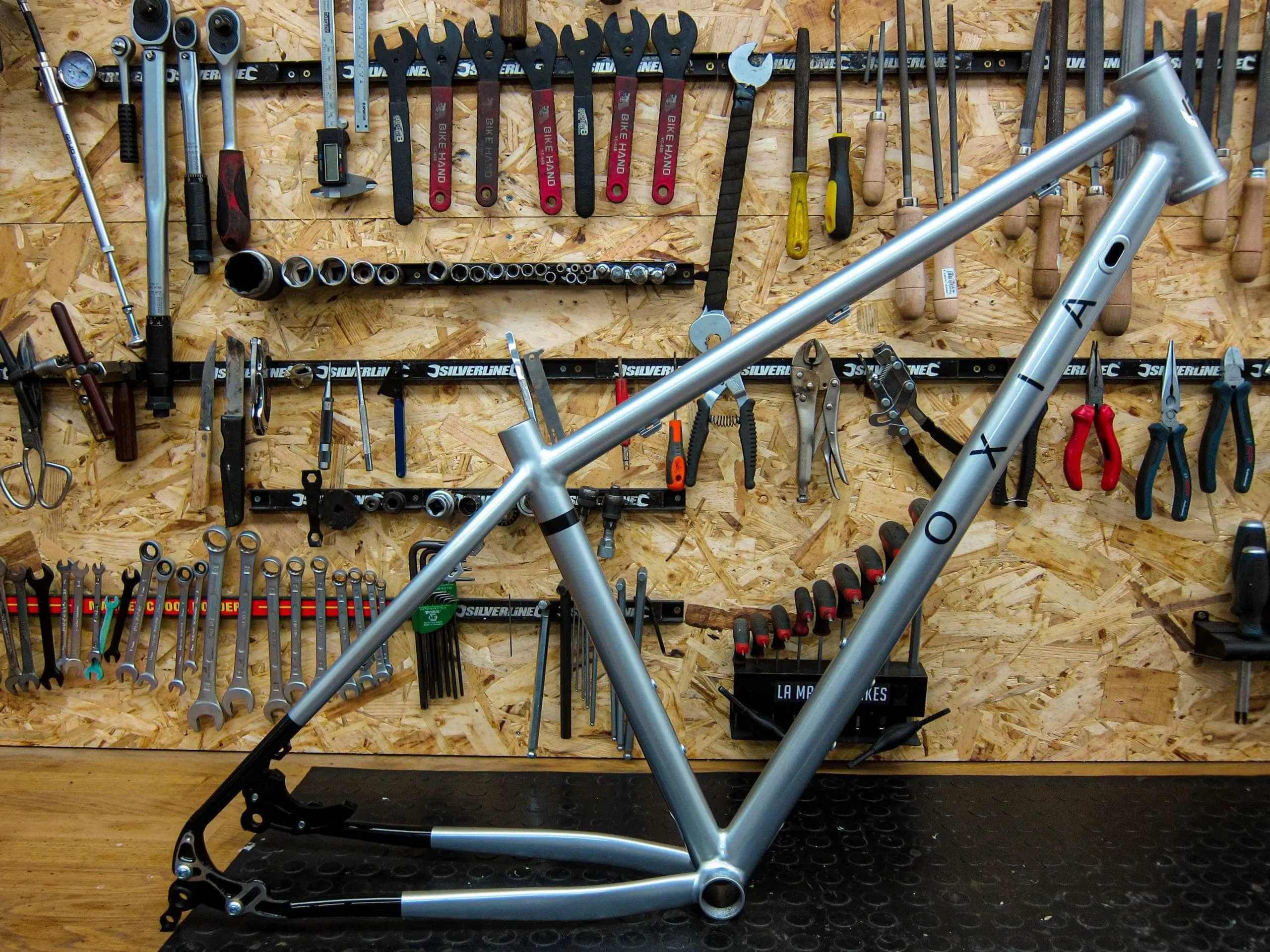 Detalle de ruedas y cockpit de Oxia Pardal Trail