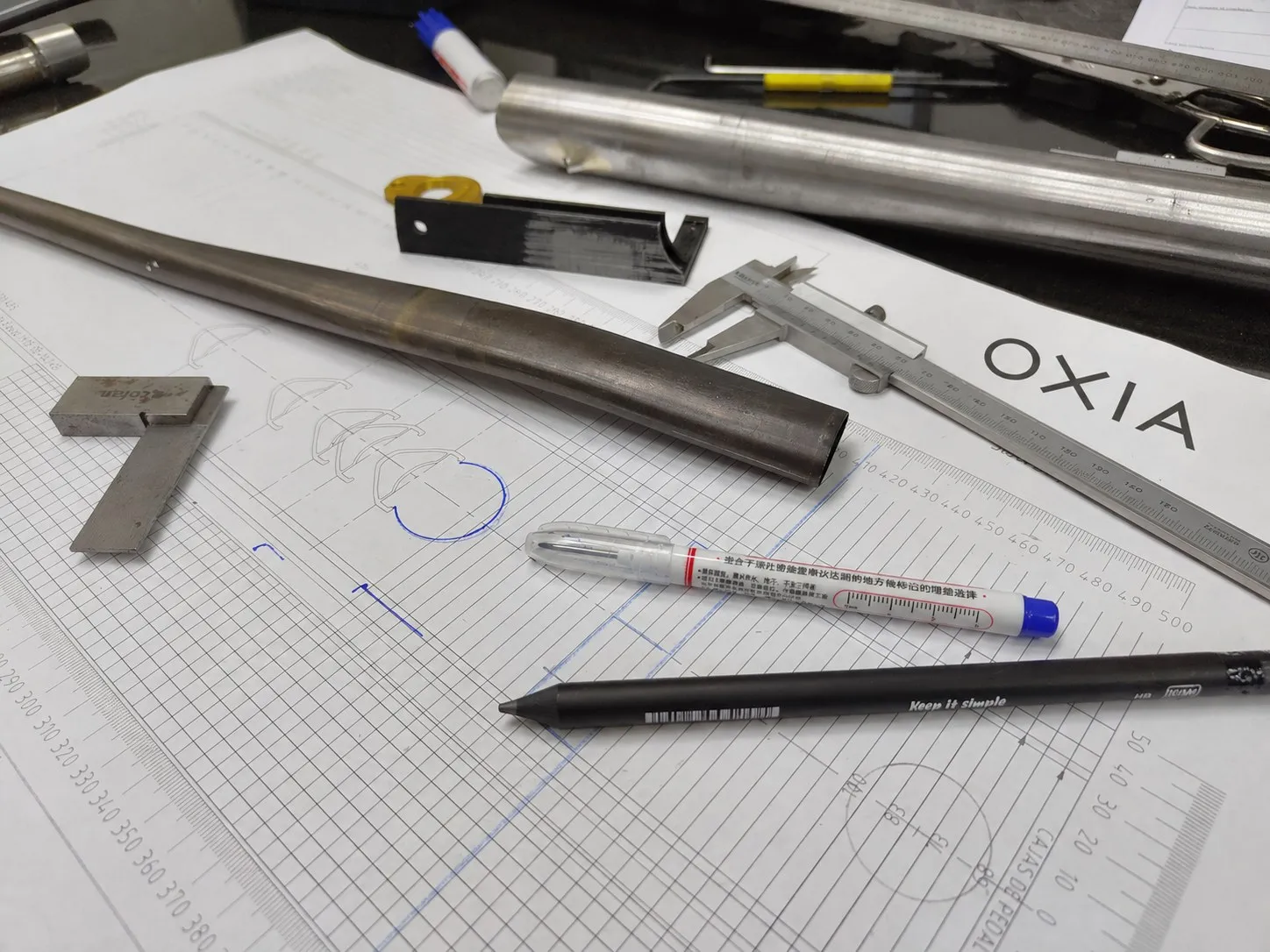 Detalle del taller Oxia con cuadro de acero a medida