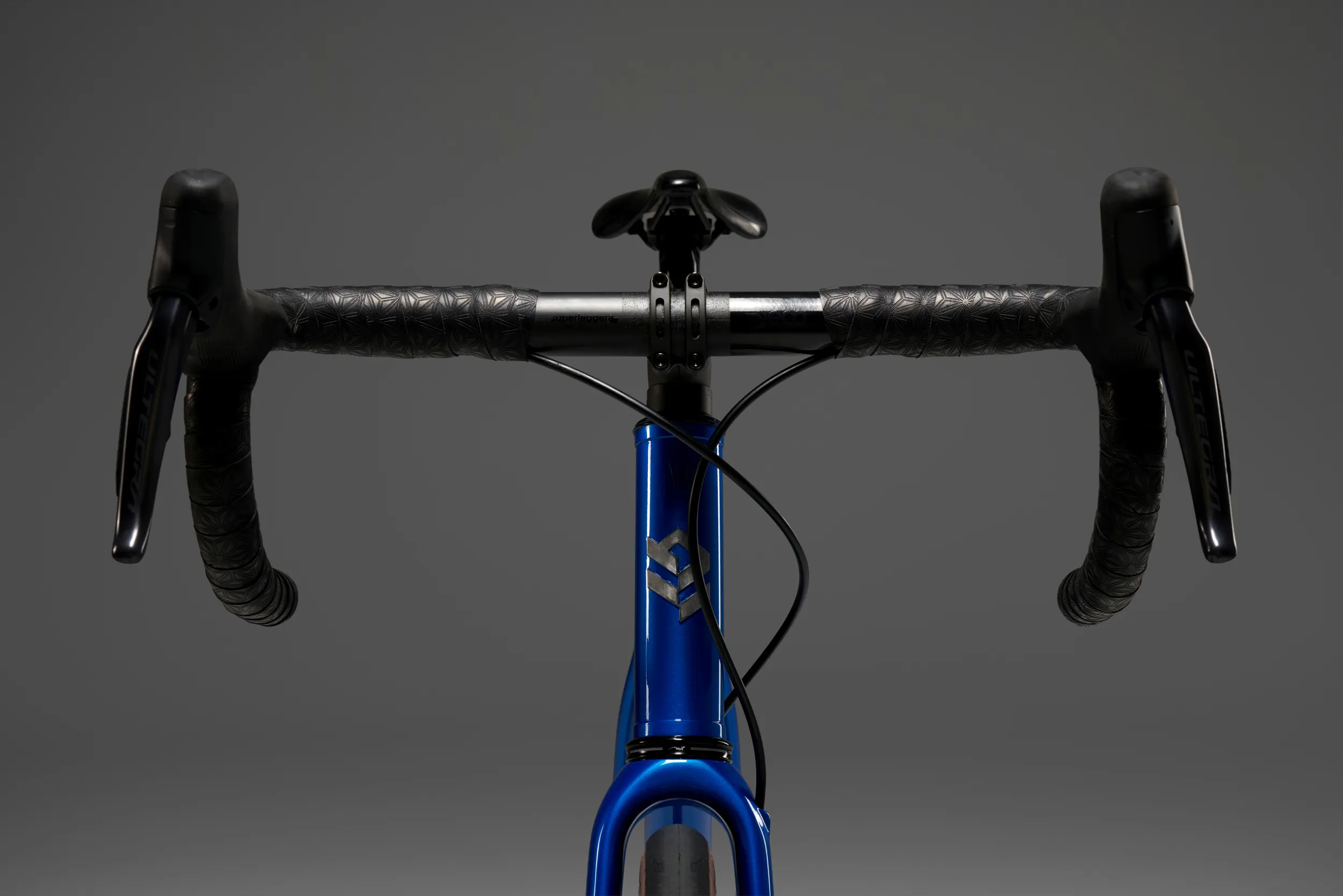 Detalle del head tube con logo Oxia