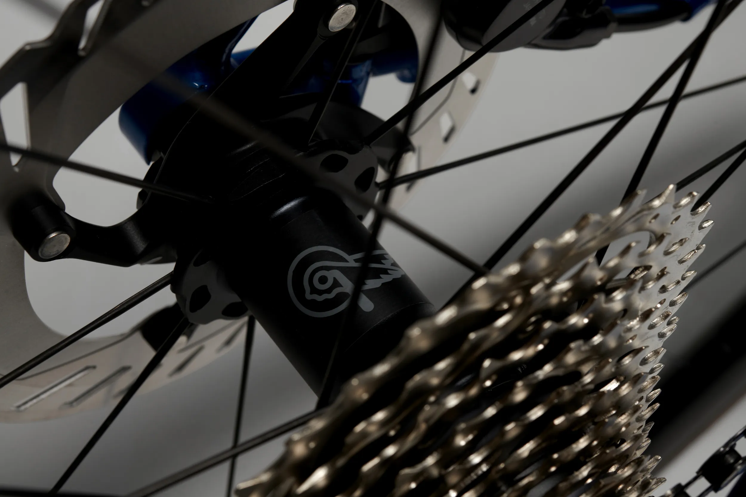 Detalle del head tube con guiado interno