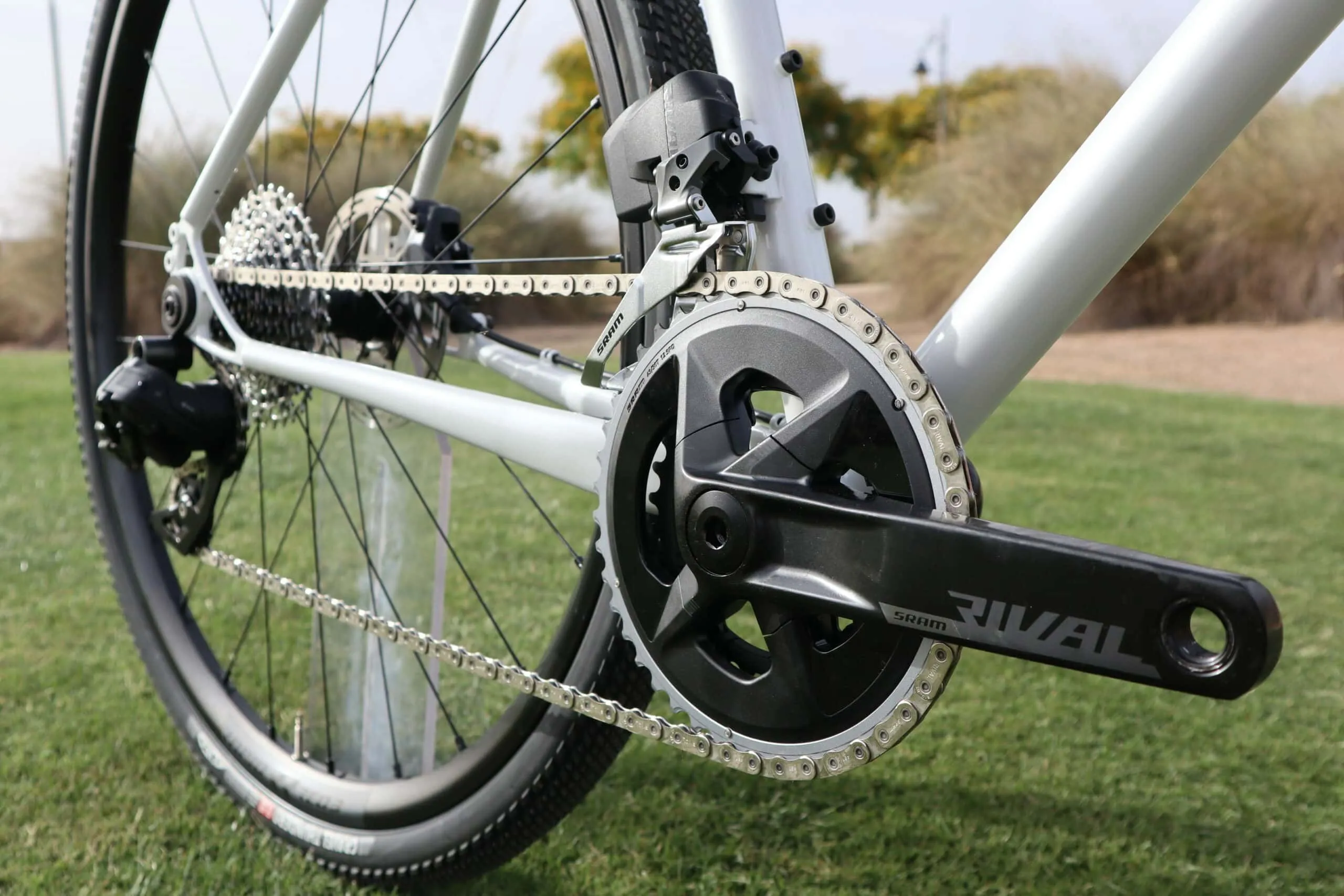 Detalle de ruedas y cockpit de Oxia Corremundos