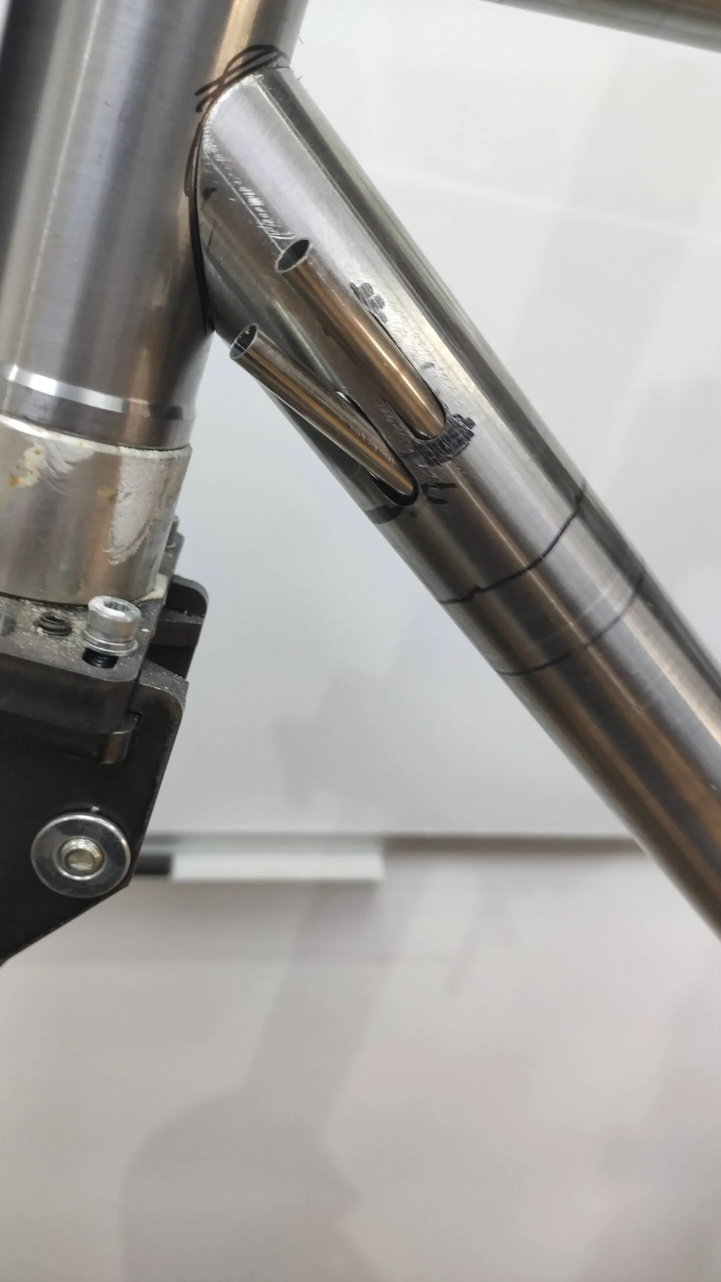 Detalle de ruedas y cockpit de Oxia Flavia