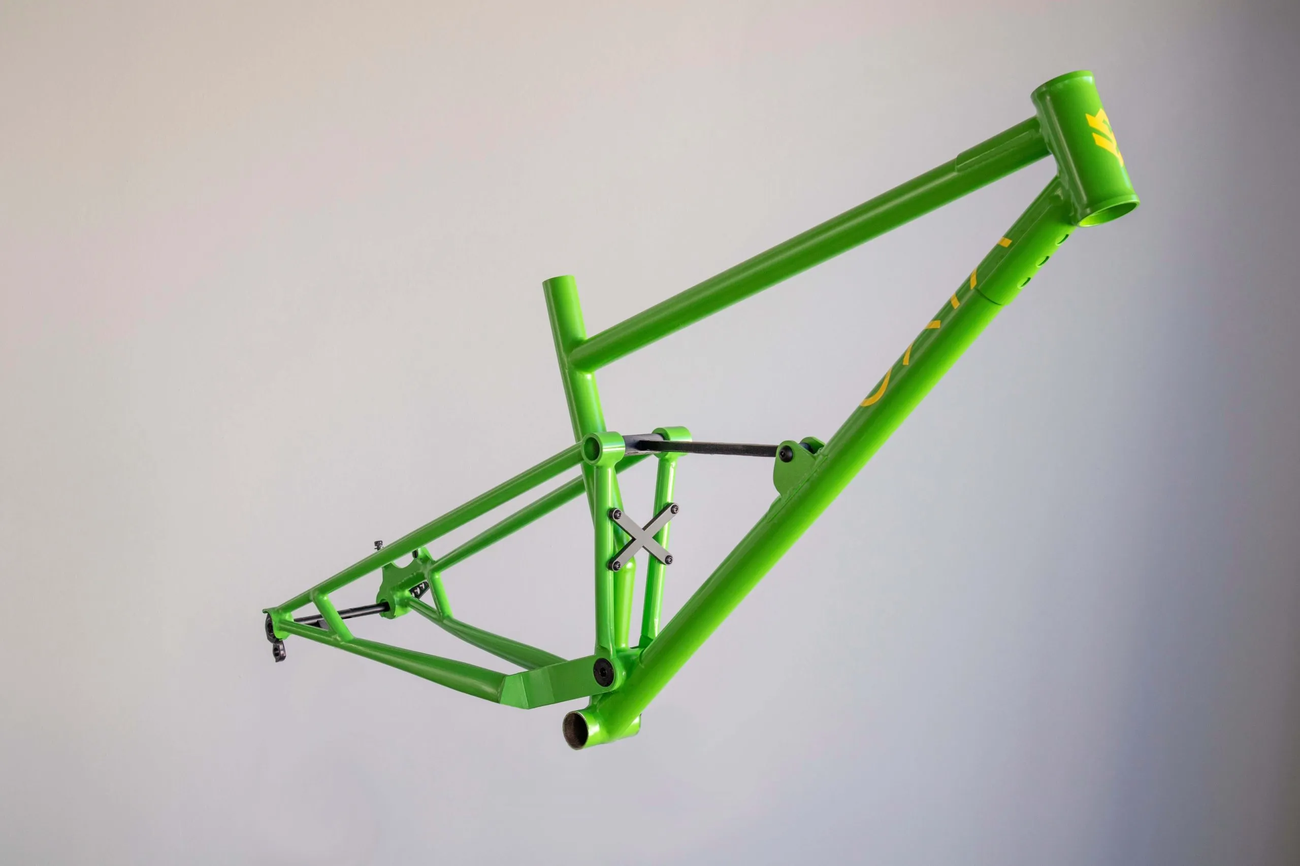 Detalle de ruedas y cockpit de Oxia Supernova