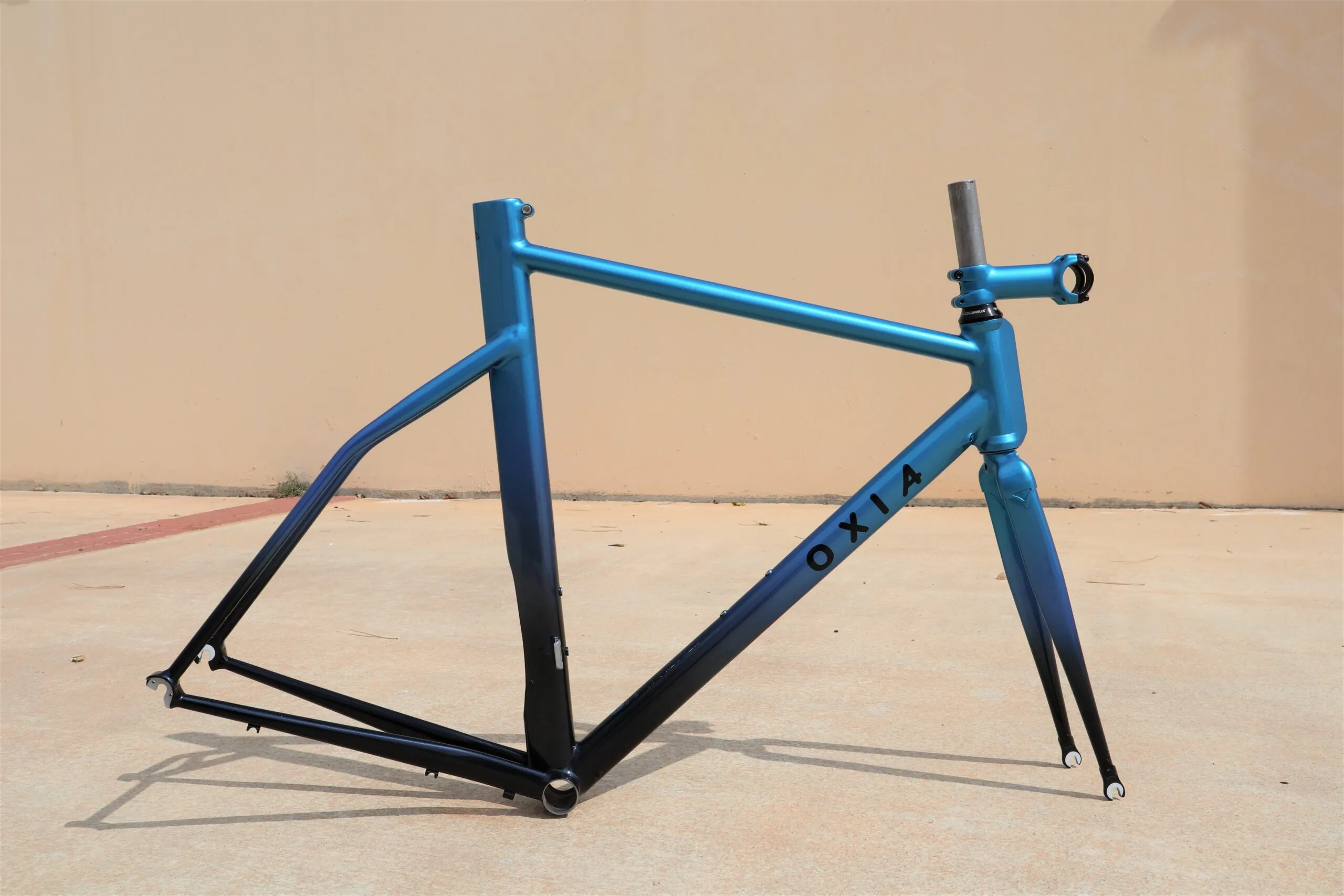 Detalle de ruedas y cockpit de Oxia Tizona