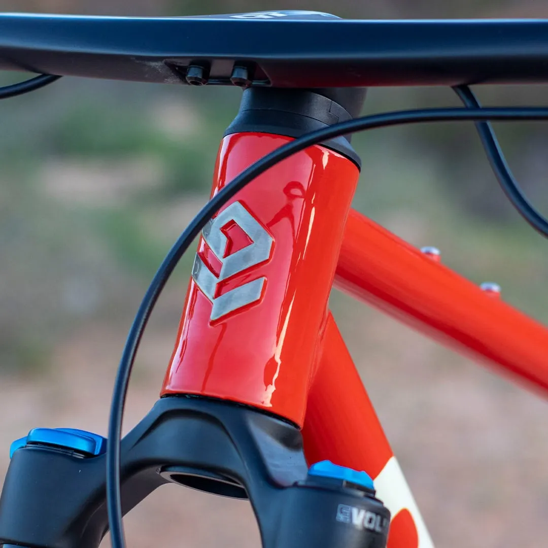 Tubo de dirección integrado