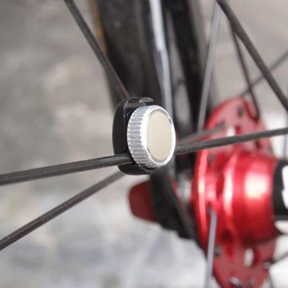 Imán de sensor de velocidad en la rueda delantera de una bicicleta