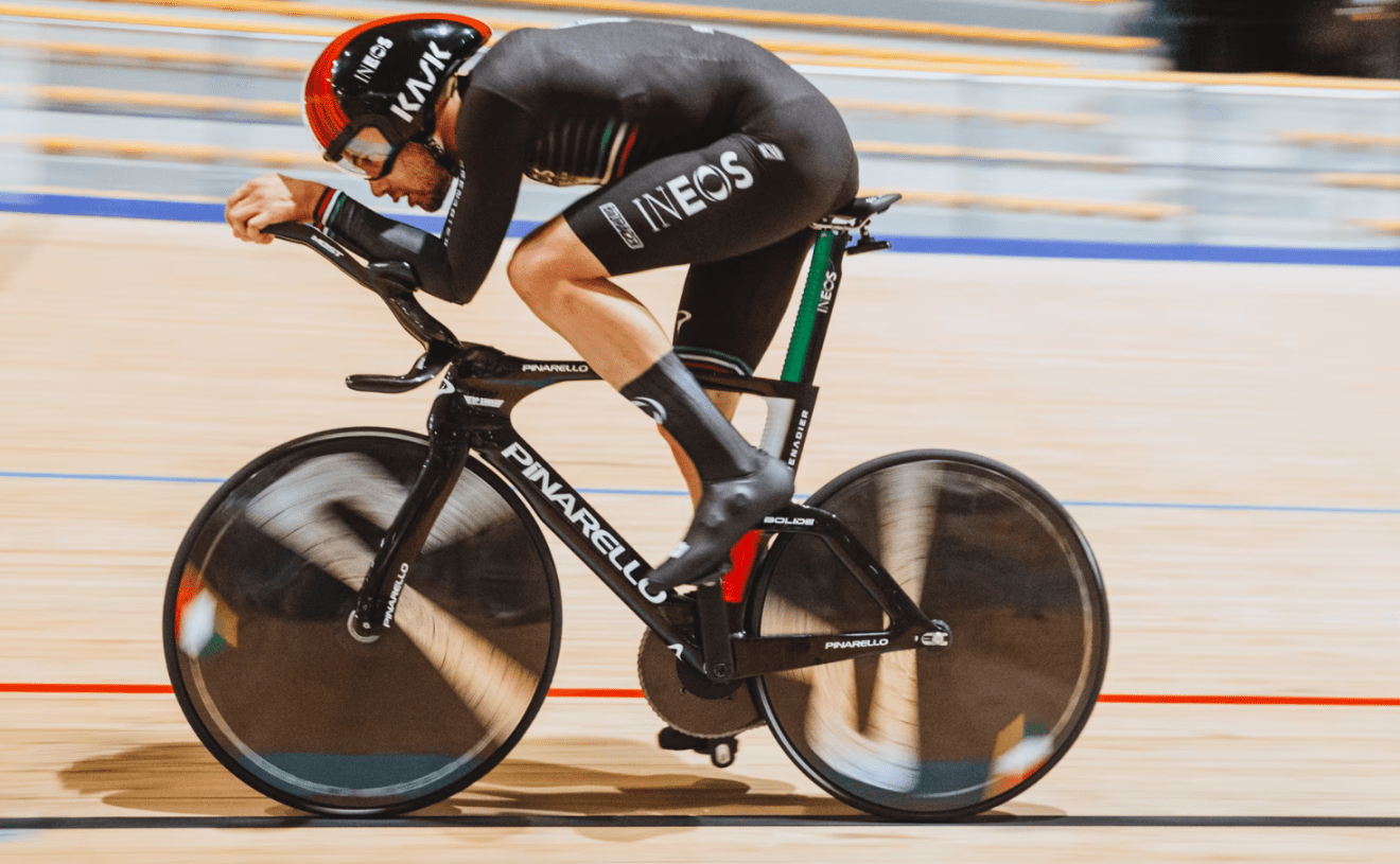 Filippo Ganna durante su récord de la hora UCI (56,792 km)